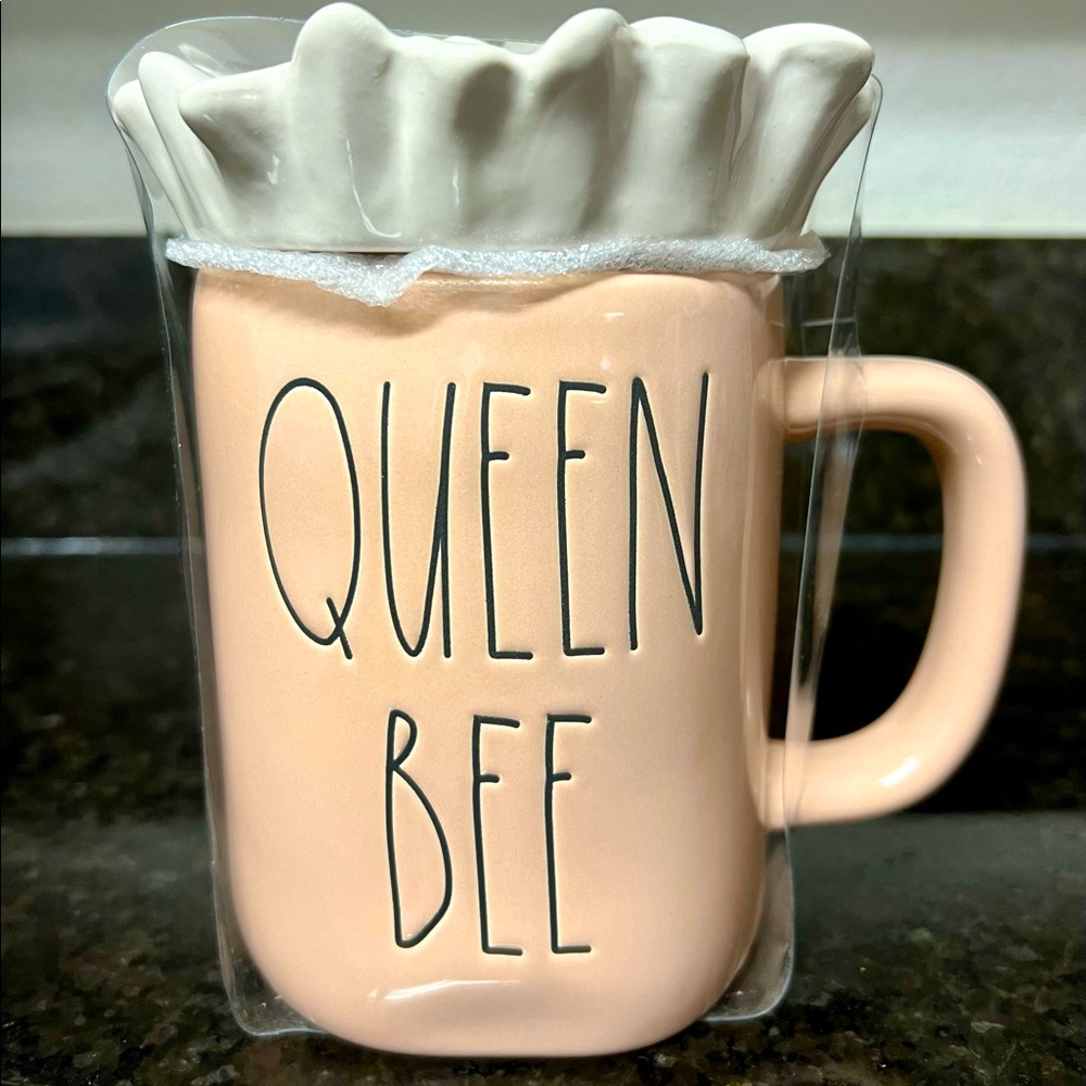 RAE DUNN-Queen Bee With Flower Bee Topper Mug 🐝